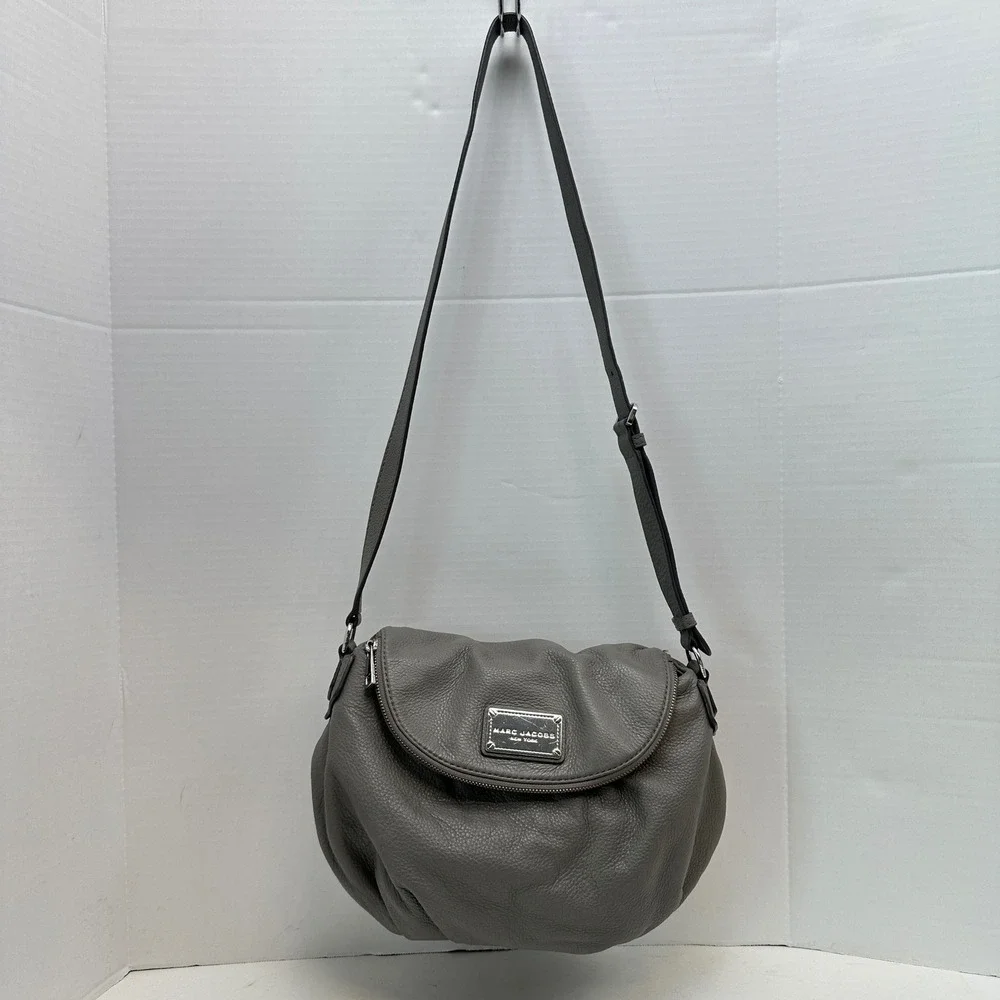 Marc Jacobs Grey Pebbled Leather Crossbody Bag Silver Logo Plaque Slouchy Hobo